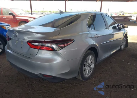2021 Toyota Camry Le z USA, uszkodzony, nr VIN 4T1C11AK5MU564057
